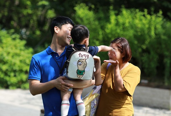 엔씨소프트 웃는땅콩 이용 임직원 모습(사진=엔씨소프트 2020 지속가능경영보고서 갈무리)