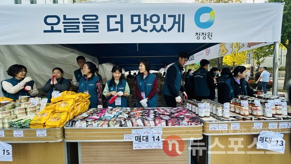 대상그룹 사랑나눔 바자회 판매를 준비 중인 봉사단 (사진=뉴스포스트 오진실 기자)