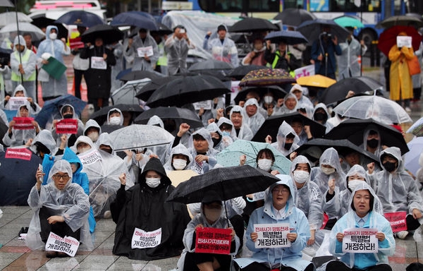 지난달 14일 서울 종로구 보신각 앞에서 열린 '전국 전세사기·깡통전세 피해자 집중 집회'에서 피해자들이 구호를 외치고 있다. (사진=뉴시스)