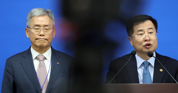 김동철 한국전력공사 사장(왼쪽)과 강경성 산업통상자원부 2차관이 8일 세종시 정부세종청사에서 경영위기 극복을 위한 자구책과 전기요금 조정방안을 발표하고 있다. 김 사장은 이 자리에서 서민경제 부담을 고려해 주택용과 소상공인 요금은 동결하고 산업용 대용량을 오는 9일부터 10.6원㎾h 인상한다고 밝혔다. (사진=뉴시스)