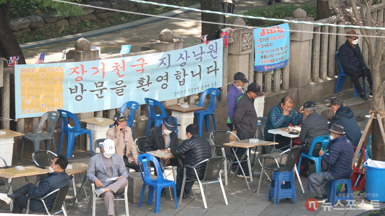 탑골공원의 노인들. 통계청의 '2023 사회조사 결과'에 따르면, 한국의 60세 이상 고령자들 중 33.2%가 취미활동을, 32.2%가 소득 창출 활동을, 10.9%가 가족 돌봄 활동을 하며 노후를 보내고 있었다.(사진=뉴스포스트 강대호 기자)