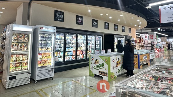 마트에서 냉동식품을 고르는 소비자 (사진=뉴스포스트 오진실 기자)