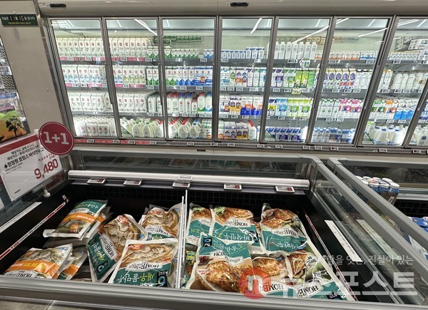 진열된 우유와 냉동 제품들 (사진=뉴스포스트 오진실 기자)