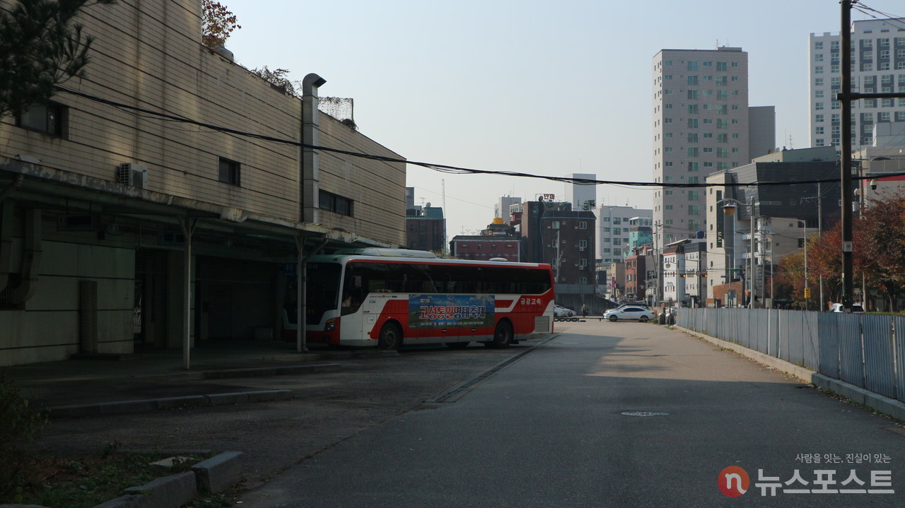 상봉터미널 승차장에 서 있는 시외버스. 현재 승차장으로 쓰는 장소는 예전에 원래 하차장이었다. (사진=뉴스포스트 강대호 기자)