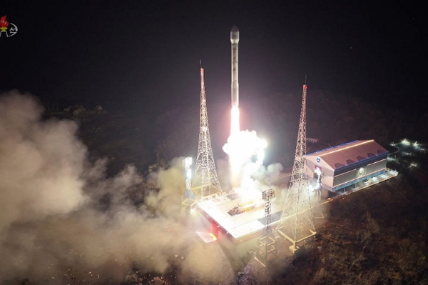 지난 22일 조선중앙TV는 북한이 전날인 21일 오후 10시 42분께 평안북도 철산군 서해위성발사장에서 신형위성운반로케트 '천리마-1'형에 정찰위성 '만리경-1'호를 탑재해 성공적으로 발사했다고 보도했다.  (사진=조선중앙TV 캡처)