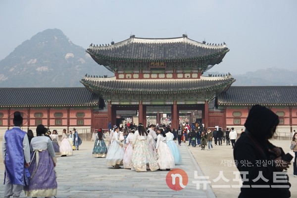 23일 서울 종로구 경복궁에는 한복을 입은 외국인 관광객들이 삼삼오오 무리를 지었다. (사진=뉴스포스트 이별님 기자)