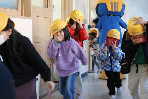 포항 대흥초등학교 학생들이 재난안전 경안전모를 착용하고 모의 대피 훈련을 하고 있다. (사진=현대건설)