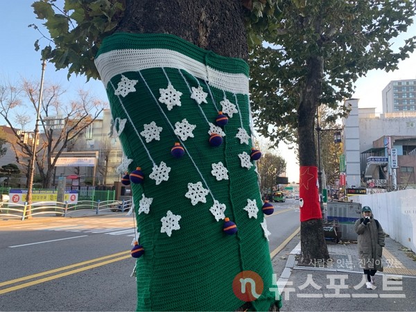 30일 서울 종로구 일대에 뜨개옷을 입은 가로수들이 서 있다. (사진=뉴스포스트 이별님 기자)