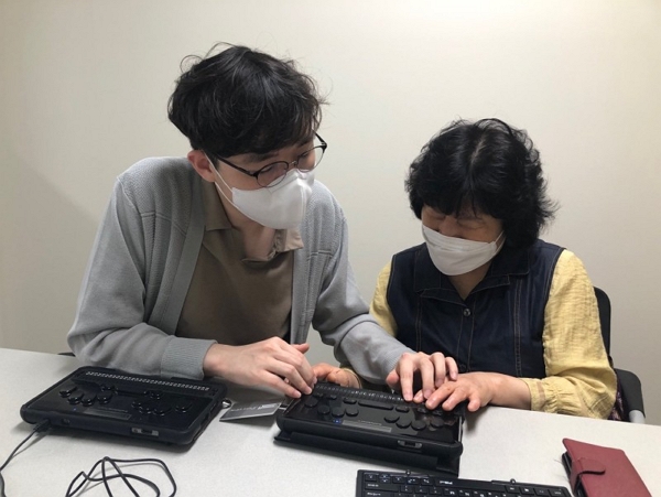 서울 종로구 실로암 시청각장애인 학습지원센터에서 의사소통 애플리케이션 '달팽이 별' 사용 방법을 교육받는 시청각장애인 당사자. (사진=실로암 시청각장애인 학습지원센터 제공)
