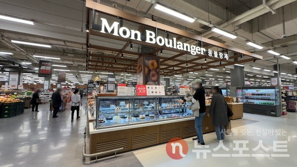 홈플러스 PB 베이커리 몽블랑제 상품을 구경하는 소비자 (사진=뉴스포스트 오진실 기자)
