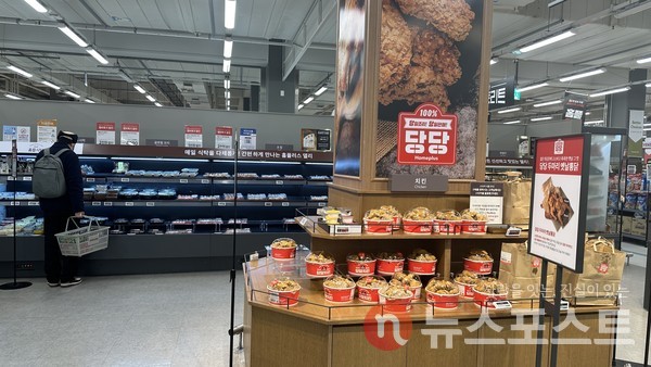 홈플러스의 PB 치킨브랜드 당당치킨과 델리코너 (사진=뉴스포스트 오진실 기자)