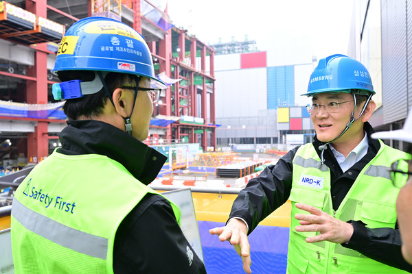 지난 10월 19일 삼성전자 기흥캠퍼스를 찾은 이재용 회장이 차세대 반도체 R&D 단지 건설현장을 점검하고 있다. (사진=삼성전자)