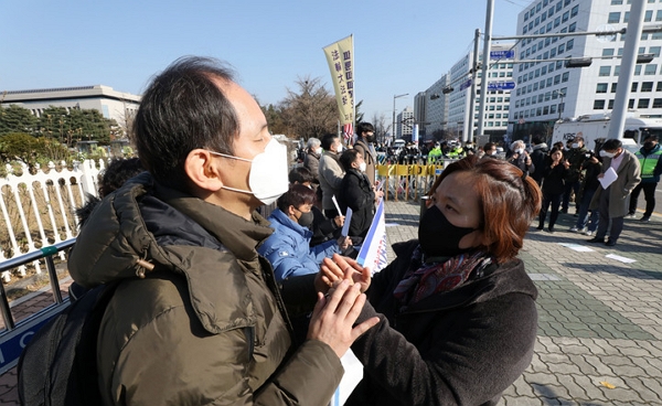 제20대 대통령 선거를 앞두고 시청각장애인들이 감각장애인의 선거권 보장을 위해 서울 여의도 국회 앞에 모였다. 사진은 수어통역사가 시청각장애인 당사자에게 촉수어로 기자회견 내용을 전달하는 장면. 촉수어는 시청각장애인들의 의사소통 방법 중 하나다. (사진=뉴시스)