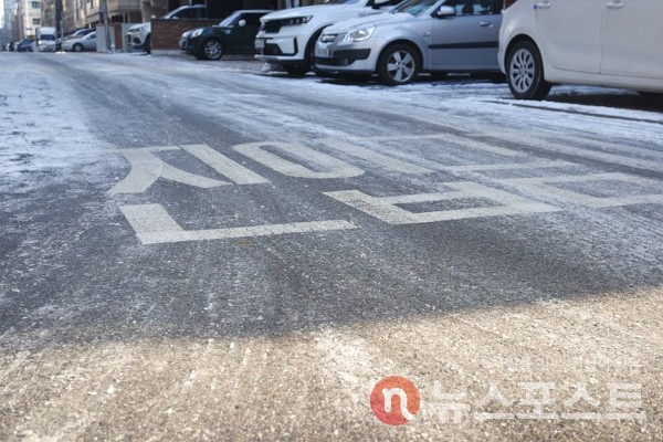 20일 한파와 눈으로 얼어붙은 서울 송파구의 거리. (사진=뉴스포스트 DB)