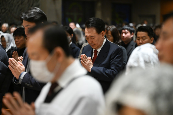 윤석열 대통령이 지난 24일 서울 종로구 혜화동성당에서 열린 성탄대축일 미사에서 기도하고 있다. (사진=뉴시스 제공)