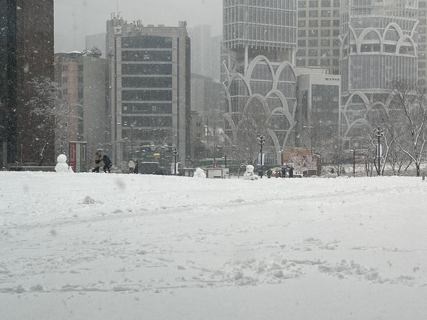 관광객들이 쌓인눈으로 눈사람을 만들고 있다.  (사진=뉴스포스트 문현우 기자)