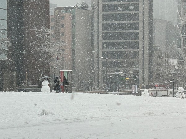 서울 종로구 서울공예박물을 찾은 관광객들이 눈사람을 만들며 휴일을 만끽하고 있다.  (사진=뉴스포스트 문현우 기자)