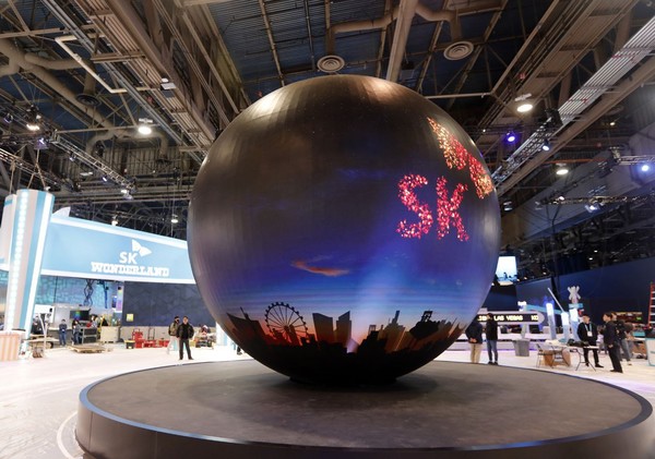  'CES2024' SK그룹관에서 전시 주제 영상을 상영하는 구형 LED 'Wonder Globe'. (사진=SK)