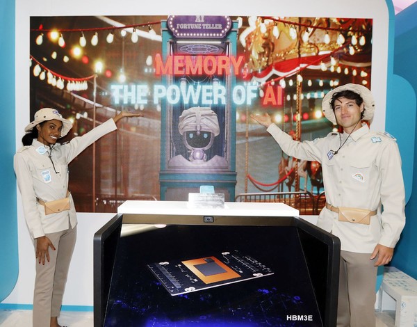 9일(현지시간) 미국 라스베이거스에서 개막하는 세계 최대 가전 IT 박람회인 'CES2024'에서 SK그룹관 관계자들이 AI 메모리가 적용된 전시물을 소개하고 있다. (사진=SK)