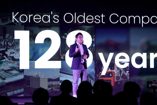  ㈜두산 지주부문 CSO(최고전략부문) 김도원 사장이 미국 라스베이거스 만달레이베이 컨벤션센터에서 열린 두산 프레스 컨퍼런스에서 두산의 비즈니스에 대해 설명하고 있다. (사진=두산그룹)