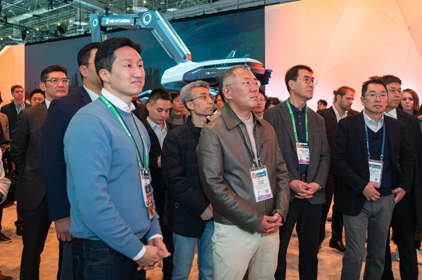 지난 9일(현지시간) 미국 라스베이거스에서 열린 CES 2024에서 HD현대 정기선 부회장과 현대자동차그룹 정의선 회장이 HD현대 부스를 둘러보고 있다. (사진=HD현대)