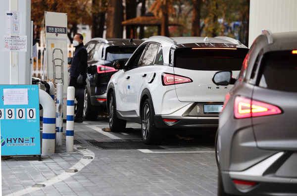 지난해 11월 26일 국내 주요 수소 생산업체인 현대제철의 생산설비 고장으로 수송용 수소 공급 부족 사태가 벌어지는 26일 서울 영등포구 여의도 국회수소충전소에 차량들이 충전을 하기위해 대기하고 있다. (사진=뉴시스)
