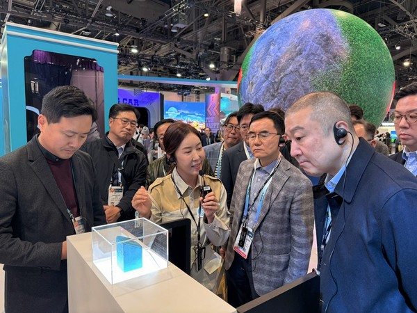 구자은 LS그룹 회장(오른쪽)이 CES 2024에서 SK하이닉스의 고대역폭 메모리(HBM) 관련 전시물을 관람하고 있다. (사진=LS그룹)