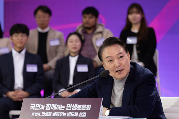 윤석열 대통령이 15일 경기도 수원 장안구 성균관대학교에서 자연과학캠퍼스 반도체관에서 '민생을 살찌우는 반도체 산업' 주제로 열린 세 번째 국민과 함께하는 민생토론회에서 마무리 발언을 하고 있다. (사진=뉴시스)