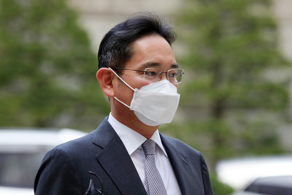 이재용 삼성전자 회장이 2023년 10월 27일 서울 서초구 서울중앙지법에서 열린 '삼성 부당합병 의혹' 속행 공판에 출석하고 있다. (사진=뉴시스)