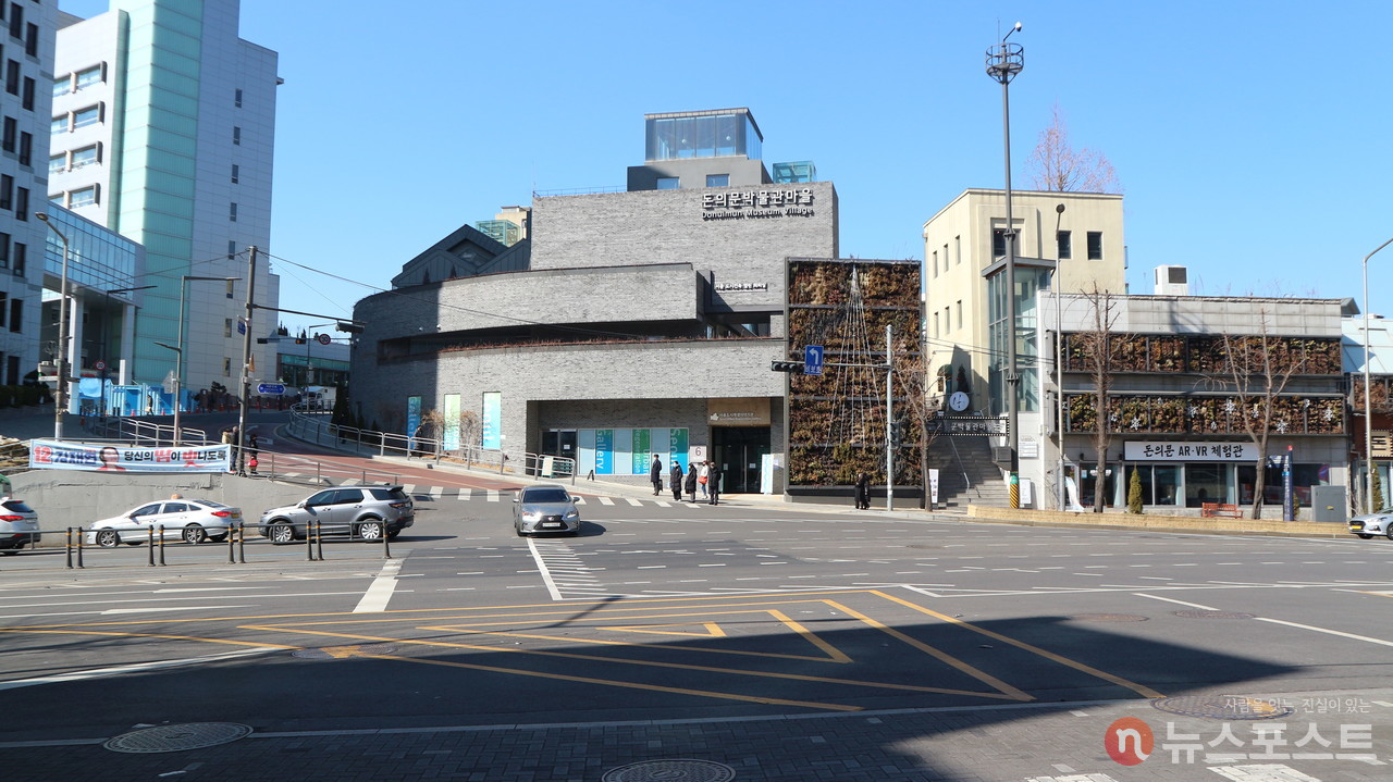 정동사거리 일대. 과거 돈의문이 있던 곳이다. (사진=뉴스포스트 강대호 기자)