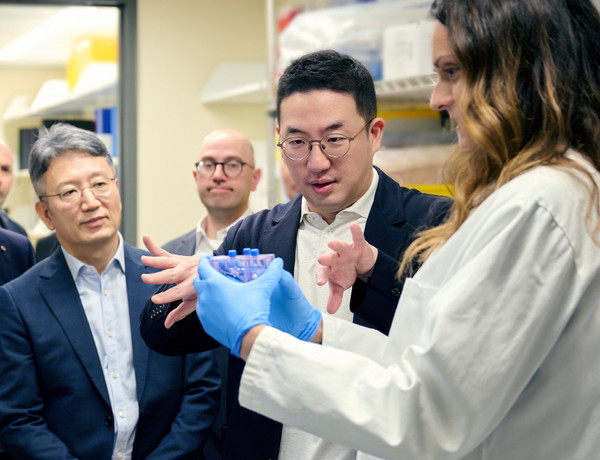 구광모 LG그룹 회장이 지난해 8월 미국 보스턴의 다나파버 암 센터를 방문해 세포치료제 생산 과정에서 항암 기능을 강화시킨 세포 선별 과정에 대한 설명을 듣고 있다. (사진=LG)
