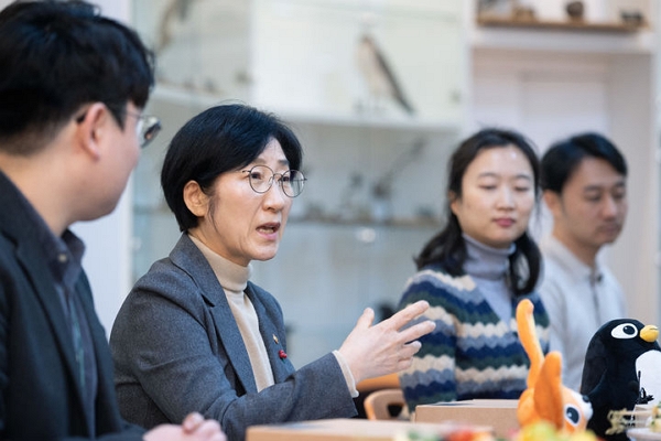 24일 한화진 환경부 장관이 충청남도 서천의 국립생태원을 방문해 준공 예정인 유기·방치 야생동물 보호시설을 점검하고, 청년 직원들과 오찬 간담회를 가지며 야생동물의 복지에 대해 의견을 나누고 있다.(사진=환경부 제공)