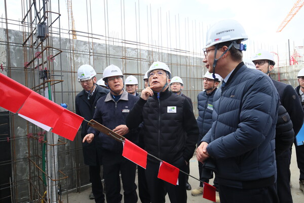 이한준 LH사장이 지난 19일, 화성향남2 A22BL 아파트 건설현장을 방문해 건설혁신 이행현황을 점검하고 있다.
