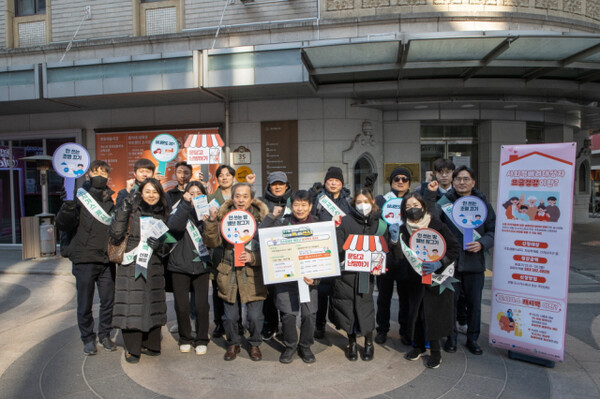 한국가스공사 직원들이 지난 26일 서울 종로구 명동에서 ‘겨울철 에너지 절약 거리 캠페인’을 진행한 후 기념촬영을 하고 있다. (사진=한국가스공사)