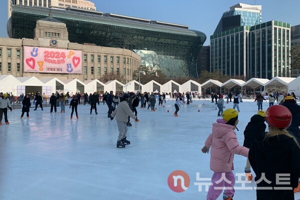 31일 서울 중구 시청 광장 앞에 마련된 스케이트장에서 시민들이 스케이트를 타고 있다. (사진=뉴스포스트 DB)