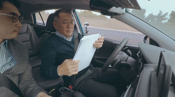 지난 2017년 CES 당시 라스베이거스에서 현대차그룹 정의선 수석부회장이 아이오닉 자율주행에 탑승, 성능을 점검하고 있다. (사진=현대자동차그룹)