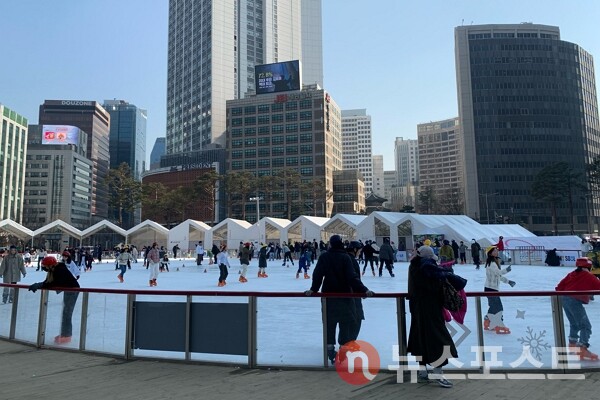 지난달 31일 서울 중구 서울시청광장에 마련된 아이스링크에서 시민들이 스케이트를 즐기고 있다. (사진=뉴스포스트 이별님 기자)