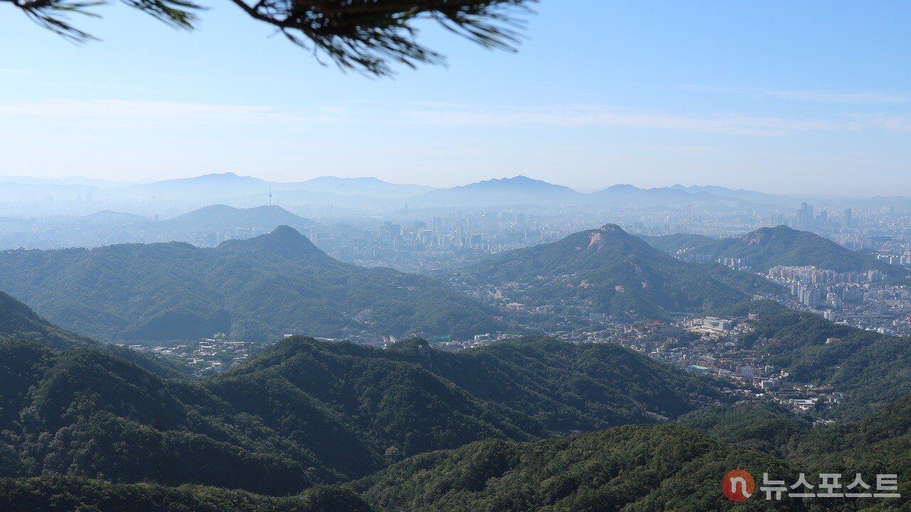 북한산에서 바라본 서울. 멀리 관악산과 청계산이 보인다. 그곳까지 서울이다. (사진=뉴스포스트 강대호 기자)
