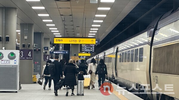 8일 서울 강남구 수서역에 시민들이 고향으로 가는 기차를 타기 위해 걸어가고 있다. (사진=뉴스포스트 문현우 기자)
