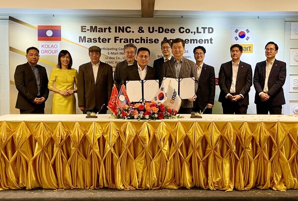 비엔통(Viengthong chanlivong) U-DEE 대표(가운데 왼쪽), 이마트 송만준 PL/글로벌사업부장(가운데 오른쪽). (사진=이마트)