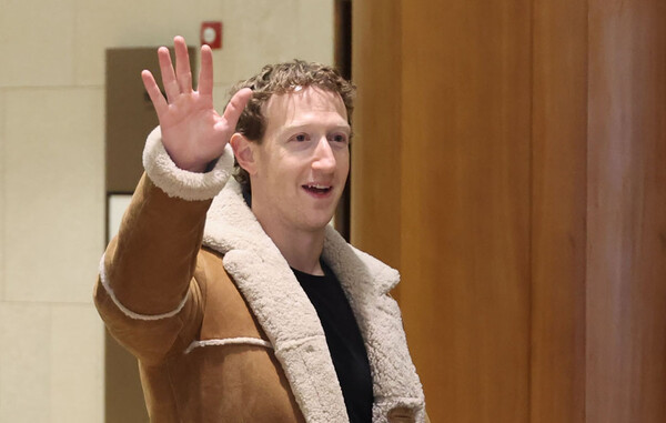 마크 저커버그 메타 CEO가 지난 27일 오후 서울 강서구 서울김포비즈니스항공센터를 통해 입국하고 있다. (사진=뉴시스)