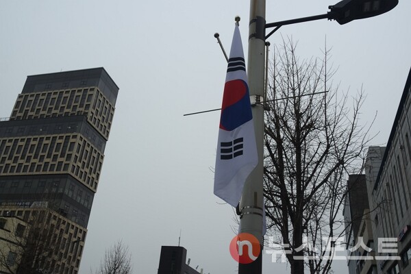 1일 서울 송파구 일대 거리에 태극기가 게양돼 있다. (사진=뉴스포스트 이별님 기자)