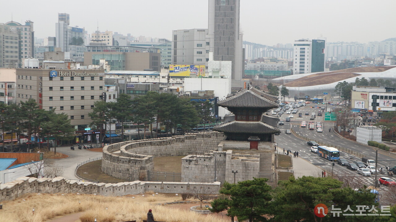 한양도성 낙산 구간에서 바라본 동대문 일대. (사진=뉴스포스트 강대호 기자)