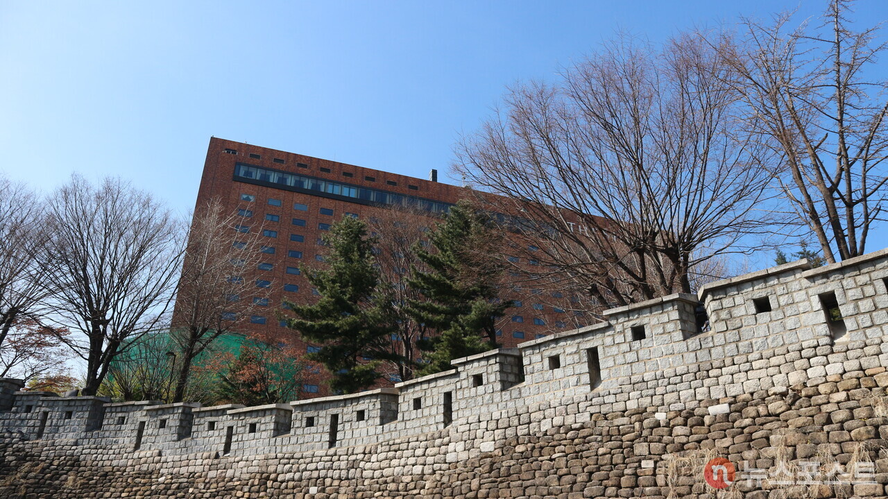 다산성곽마을에서 바라본 한양도성과 신라호텔. (뉴스포스트=강대호 기자)