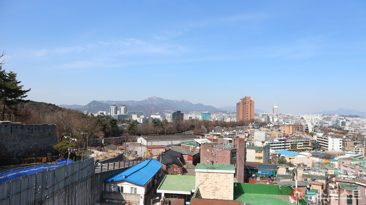 다산성곽마을 전경. 한양도성 안쪽이 장충동으로 신라호텔과 자유총연맹 등이 들어섰고 바깥쪽이 다산동으로 고지대의 경사를 따라 주택가가 들어섰다.