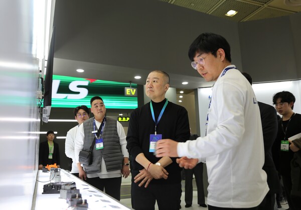 구자은 LS 회장이 지난 6일 강남구 코엑스에서 열린 '인터배터리 2024'에 참관, LS 부스를 방문해 LS이모빌리티솔루션 직원으로부터 설명을 듣고 있다. (사진=LS)