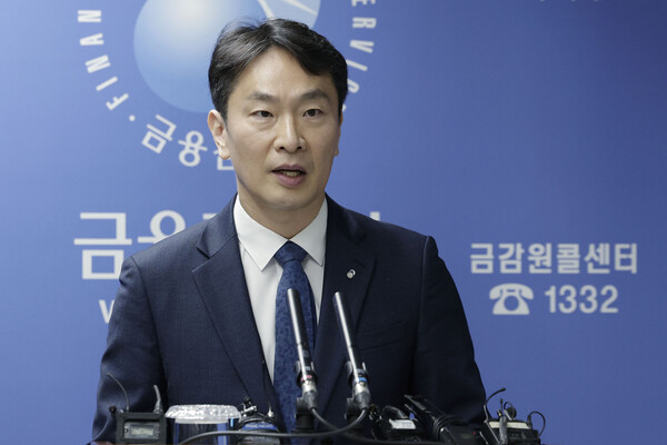 이복현 금융감독원 원장이 지난 11일 서울 영등포구 금융감독원에서 홍콩 H지수 ELS 검사결과 및 분쟁조정기준 관련 브리핑을 하고 있다. (사진=뉴시스)