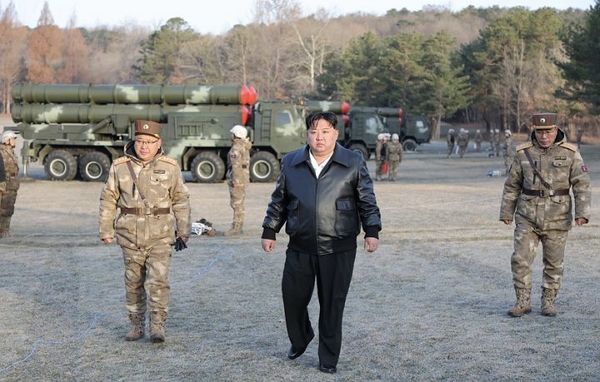 19일 북한 노동신문은 전날인 18일 김정은 국무위원장이 초대형 방사포 사격훈련을 지도했다고 밝혔다. (사진=노동신문 캡처)
