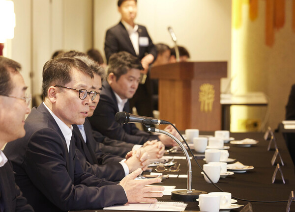 19일 서울시 중구 은행연합회에서 열린 '애널리스트 간담회'에서 김성태 IBK기업은행장이 참석자들과 대화하고 있다. (사진=IBK기업은행)