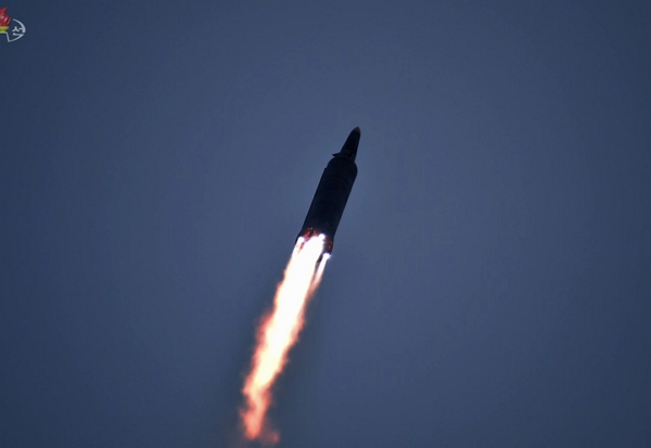지난 2022년 1월 북한 조선중앙TV는 김정은 국무위원장이 극초음속 미사일 시험 발사를 참관했다고 보도했다. (사진=조선중앙TV 캡처)